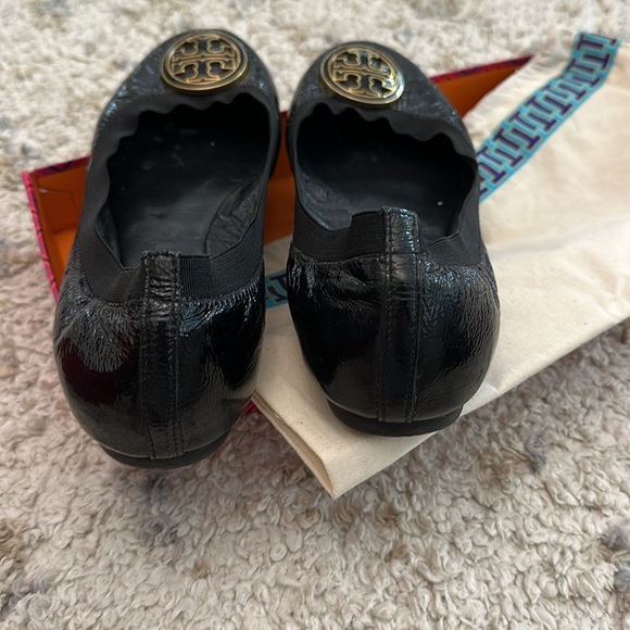 Black patent & gold Tory Burch flats - Picture 3 of 5